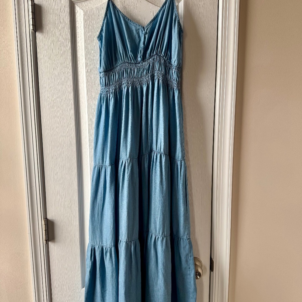 👗 Blu Pepper Chambray Tiered Midi Dress – Size M